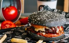 Хот-дог- америкая классика. Для него мы используем длинные куриные сосиски, мягкую булку и красный соус. Сверху посыпаем сыром, запекаем газовой горелкой и поливаем кетчупом и горчицей.