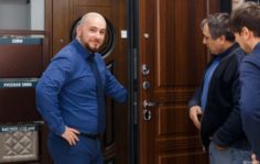 Посетители магазина дверей