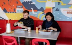 Посетители кафе быстрого питания Meal Point
