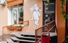 Вход в кафе Honey Bunny